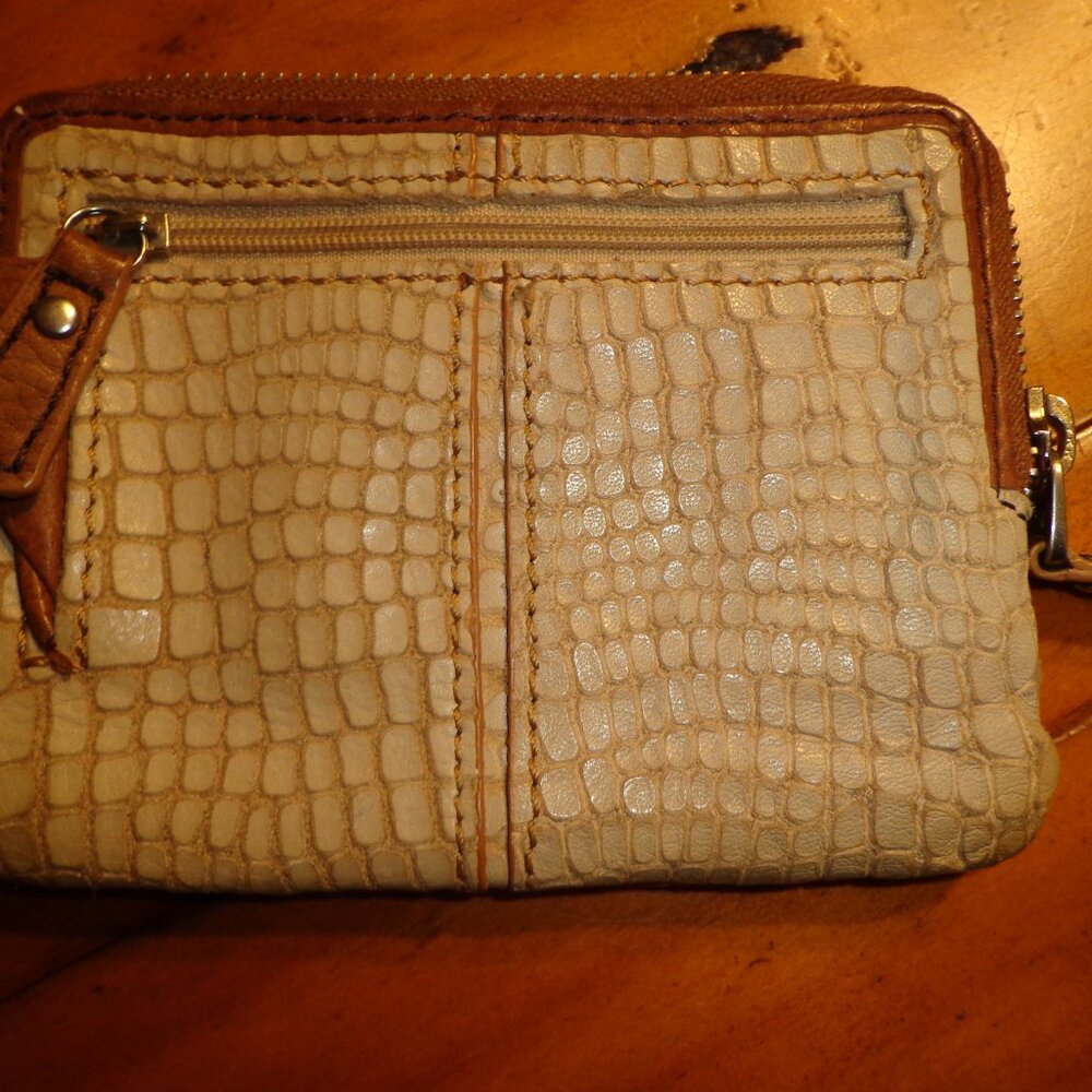 NWOT FOSSIL GENUINE LEATHER WALLET Zip Closure Zip Pocket Beige/Tan - Picture 2 of 8